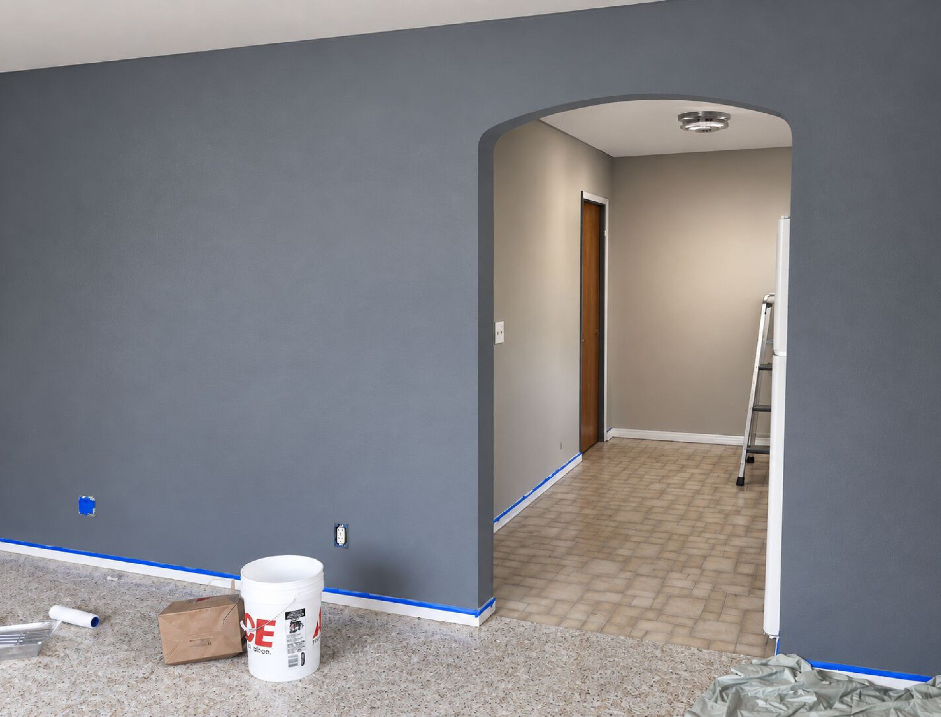 Pared gris renovada con arco